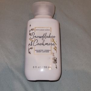 🆕️5/$28 🆓️Snowflakes & Cashmere Lotion🆓️